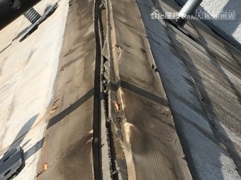 屋根重ね葺き工法 棟版板金の交換 棟板金を外した所