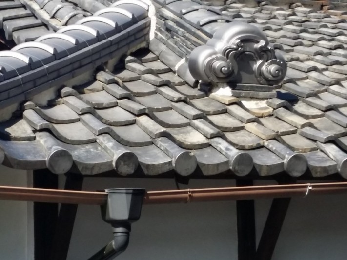 雨樋の金具がはずれています
