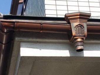 雨樋がはずれています