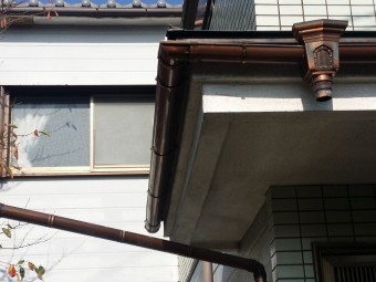 雨樋がはずれています