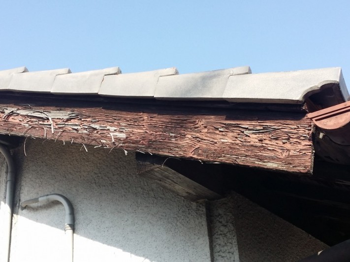 破風板が劣化しています