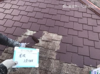 屋根に塗料を中塗りしていきます。