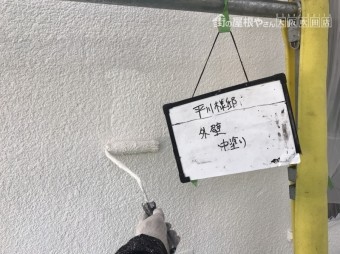 外壁をラジカル塗料で中塗り