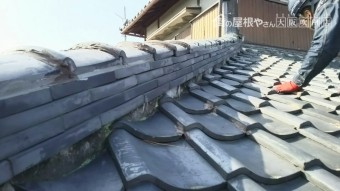 下屋根平場瓦の様子を調査