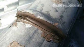 下屋根隅棟の冠瓦のアップ