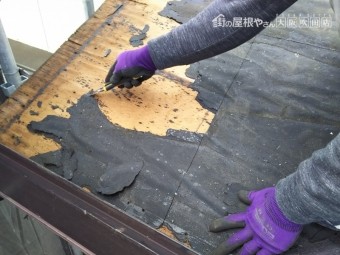 古い屋根材を剥がす
