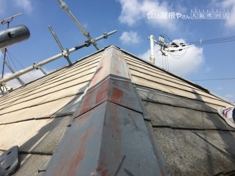 屋根重ね葺き工法 棟版板金の交換 現状