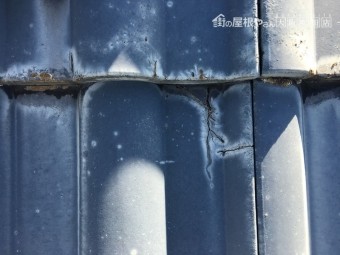 瓦が劣化しています