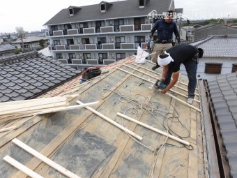 屋根に野地板を張る