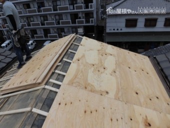 屋根に野地板を張る