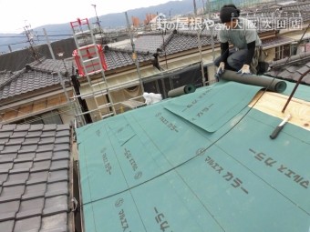 屋根に防水シートを張る