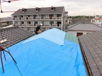 屋根工事途中に雨模様でブルーシート