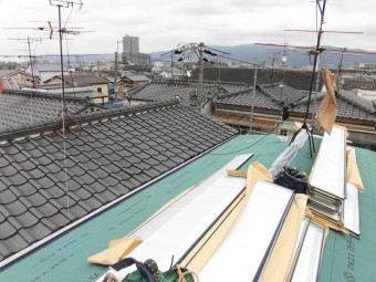 防水シートを張った屋根