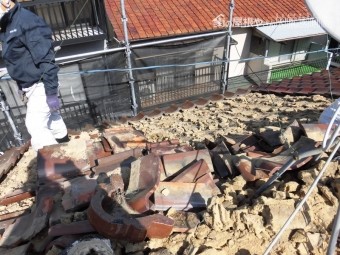 葺き替え工事の瓦の捲り作業