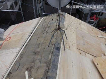 葺き替え工事 新しい野地下地の合板を胴縁に固定します