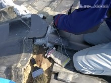 瓦に水糸を取り付ける