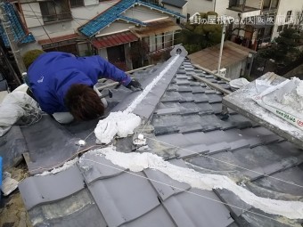 白いなんばんの土台の上にのし瓦を載せる