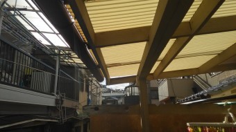補修工事前のポリカ波板屋根