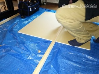 雨漏り天井補修用木材をカット