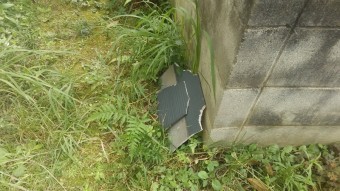 台風の暴風で飛んでしまったスレート屋根の破片