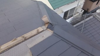 台風で吹き飛ばされた棟板金跡