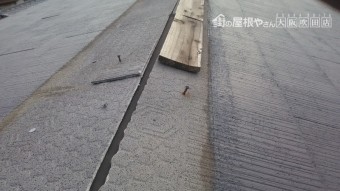 台風で吹き飛ばされた釘の飛び出た大棟板金跡