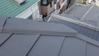 釘の抜けた棟板金