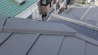 釘の抜けた棟板金