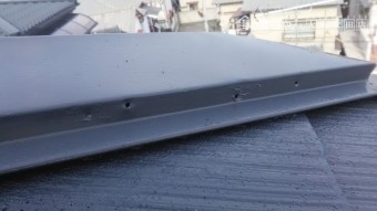 釘の抜けた棟板金