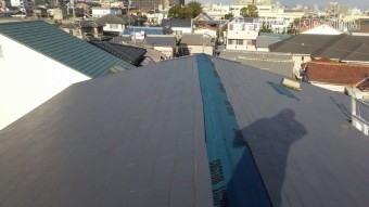 台風で吹き飛んだ大棟板金をルーフィングシートで養生