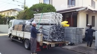 足場部材をトラックで搬入