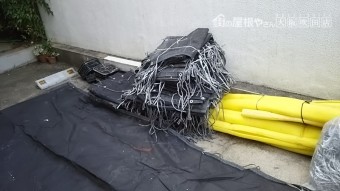 足場部材を玄関に搬入