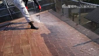 スレート屋根に高圧洗浄で汚れを落とす