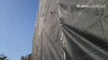 足場にメッシュシートを架けた様子
