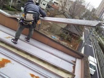 古い笠木板金を撤去