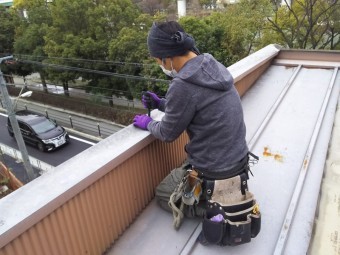 古い笠木板金を撤去