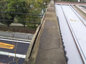 古い笠木板金を撤去した後の劣化した下地