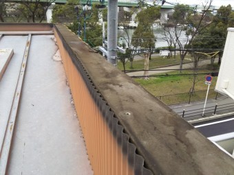 古い笠木板金を撤去した後の劣化した下地