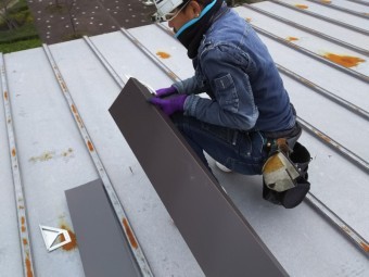 笠木板金を現場加工する職人