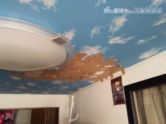 天井に雨漏り発生でガムテープで応急処置