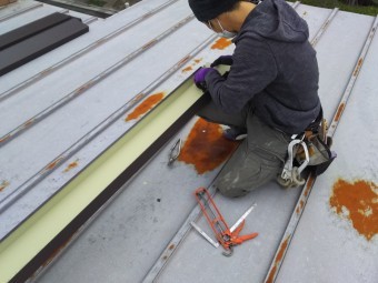 笠木板金を現場加工する職人