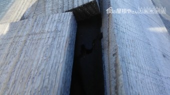 台風により外れた棟板金下の木材