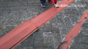 古い棟板金の釘を抜いている様子