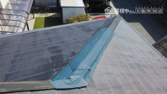 不具合のある棟を防水シートで応急処置