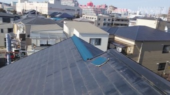 不具合のある棟を防水シートで応急処置