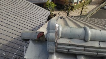 台風で外れかけた鬼瓦