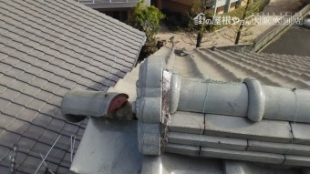 台風で外れかけた鬼瓦