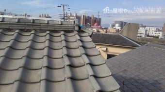 台風で外れかけた鬼瓦