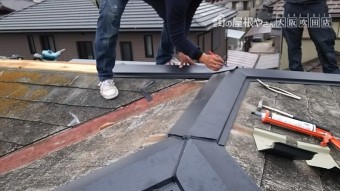 シルバブラックの棟板金を釘打ち