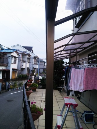 ベランダポリカ屋根一部破損